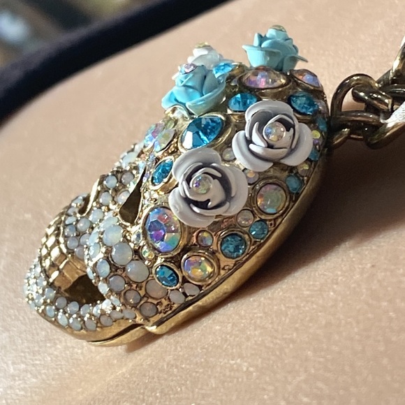 BETSEY JOHNSON - 💀necklace w rhinestones & roses, gold tone chain w ribbon - Picture 10 of 16